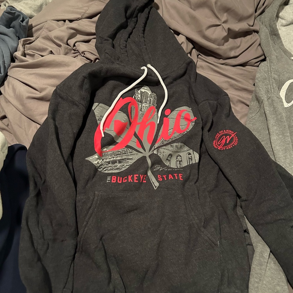 GV ART Cleveland Sports teams hoodies. Men’s Large